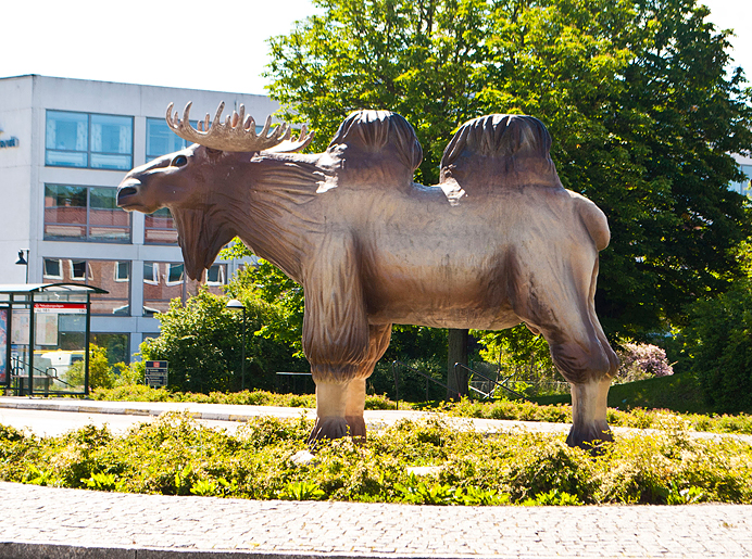 Kamälg Kamälgen kamel älg telefonplan moose camel konstig staty weird statue stockholm